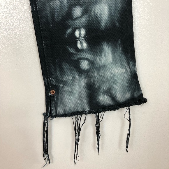 Levis X UO | Tie Dye Distressed Cutoff Denim - Picture 4 of 6